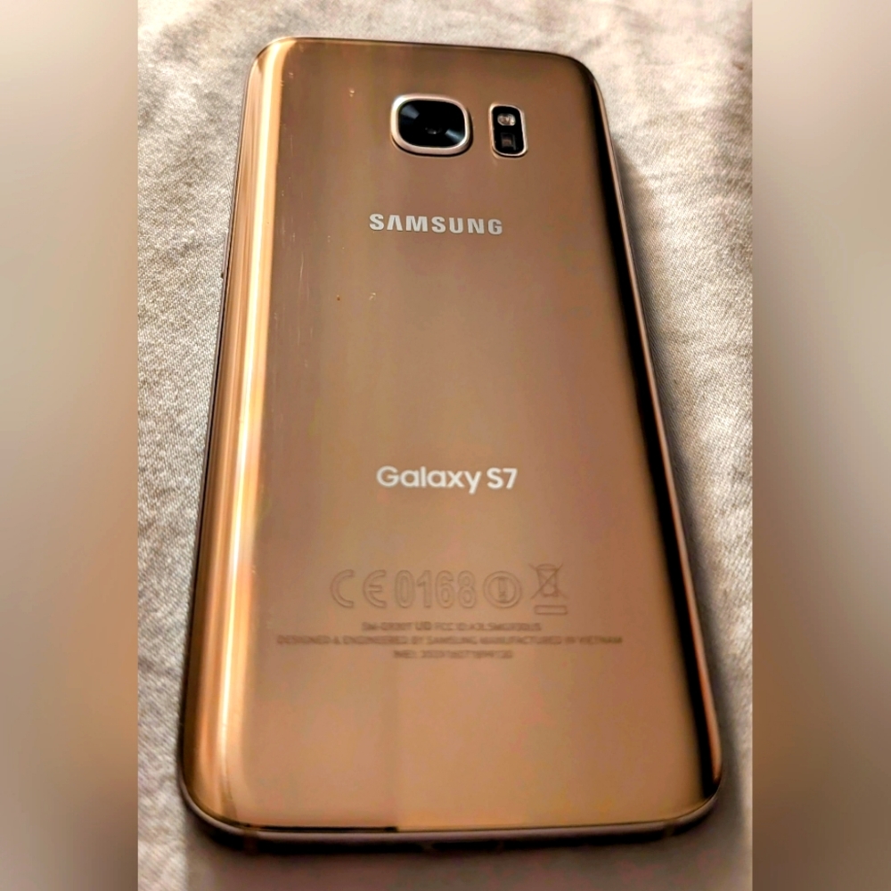 Samsung Galaxy S7 Gold, USED w/ Luxury Case